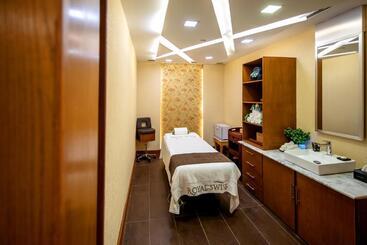 هتل Royal Swiss Lahore