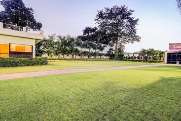 هتل Super Capital O Gulmohar Marriage Garden