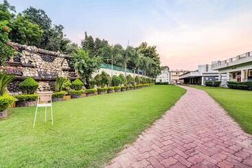 هتل Super Capital O Gulmohar Marriage Garden