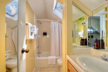هتل Carmel Green Lantern Inn