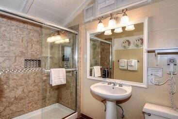 هتل Carmel Green Lantern Inn