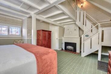 هتل Carmel Green Lantern Inn