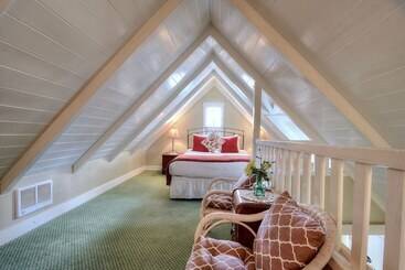 هتل Carmel Green Lantern Inn