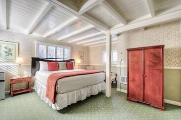 هتل Carmel Green Lantern Inn