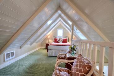 هتل Carmel Green Lantern Inn