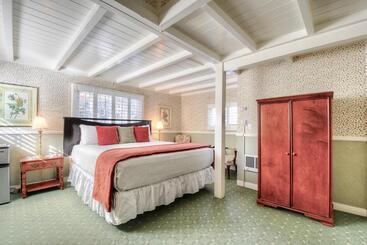 هتل Carmel Green Lantern Inn