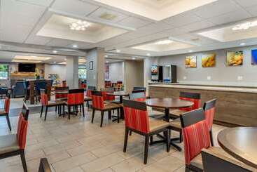 هتل Comfort Inn Near Greenfield Village