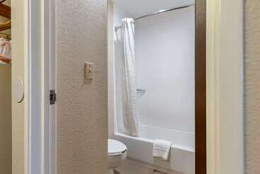 هتل Comfort Inn Near Greenfield Village