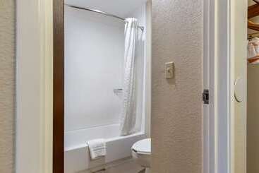 هتل Comfort Inn Near Greenfield Village