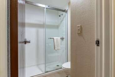 هتل Comfort Inn Near Greenfield Village