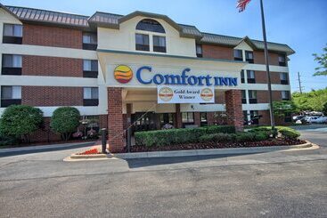 هتل Comfort Inn Near Greenfield Village