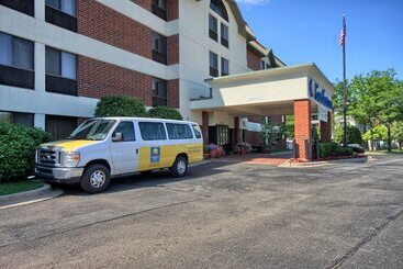 هتل Comfort Inn Near Greenfield Village