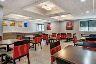 هتل Comfort Inn Near Greenfield Village