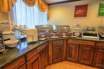 هتل Comfort Inn Near Greenfield Village