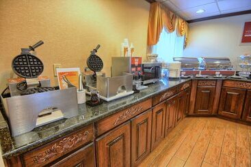 هتل Comfort Inn Near Greenfield Village