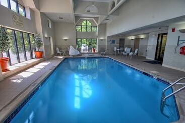 هتل Comfort Inn Near Greenfield Village