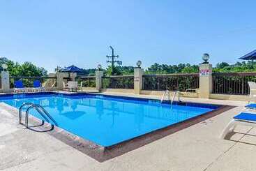 هتل Comfort Inn & Suites Durham Near Duke University