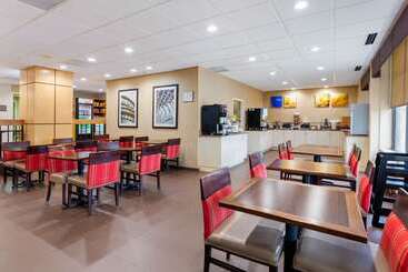 هتل Comfort Inn & Suites Durham Near Duke University