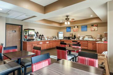 هتل Comfort Inn Wings Stadium
