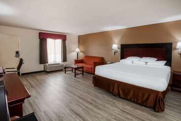 هتل Days Inn & Suites By Wyndham Tyler