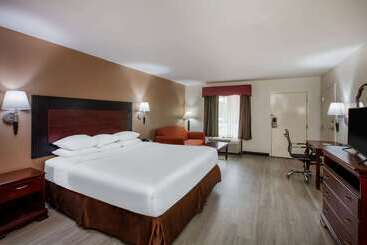 هتل Days Inn & Suites By Wyndham Tyler