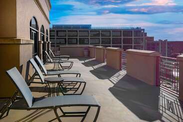 هتل Hampton Inn & Suites Kansas City Country Club Plaza