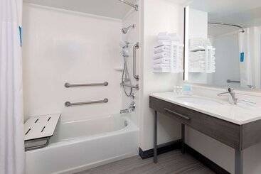هتل Hampton Inn & Suites Kansas City Country Club Plaza