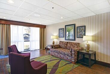 هتل Hampton Inn Athens