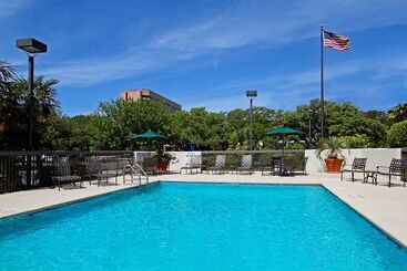 هتل Hampton Inn Austin/airport Area South