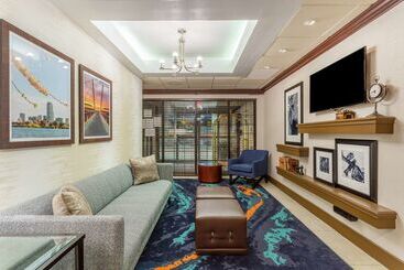 هتل Hampton Inn Boston/peabody