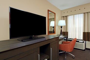 هتل Hampton Inn Columbusairport
