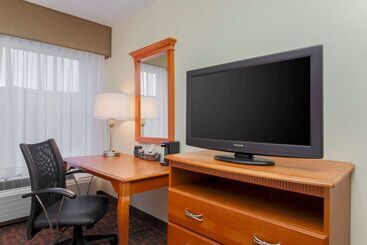 هتل Hampton Inn By Hilton Dayton Fairborn Wright Patterson Afb