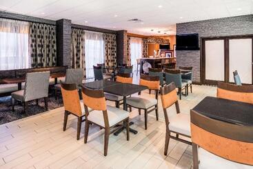 Отель Hampton Inn Dover