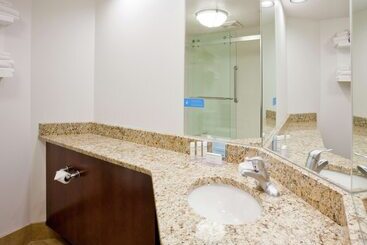 هتل Hampton Inn Duluth Canal Park