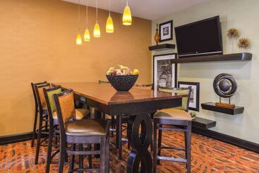 هتل Hampton Inn Elkhart In