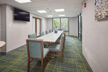هتل Hampton Inn By Hilton Harrisburg West
