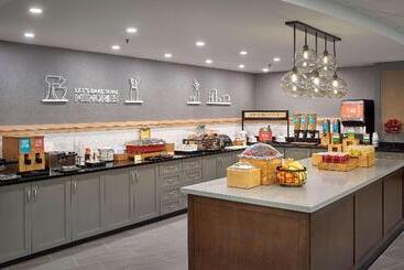 هتل Hampton Inn By Hilton Harrisburg West