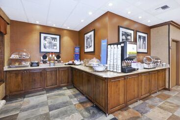هتل Hampton Inn Idaho Falls At The Mall