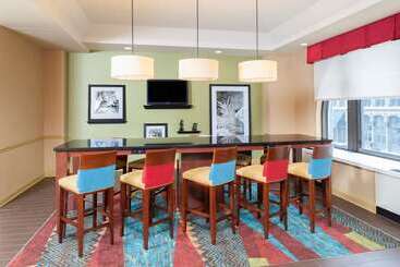 هتل Hampton Inn Indianapolis Downtown Across From Circle Centre