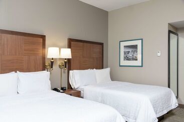 هتل Hampton Inn Indianapolis Downtown Across From Circle Centre