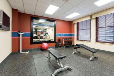 هتل Hampton Inn Indianapolis Downtown Across From Circle Centre