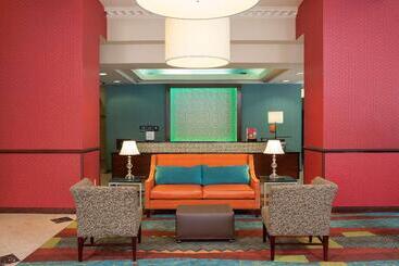 هتل Hampton Inn Indianapolis Downtown Across From Circle Centre