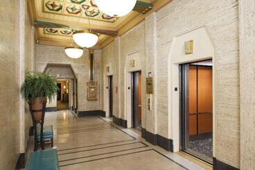 هتل Hampton Inn Indianapolis Downtown Across From Circle Centre