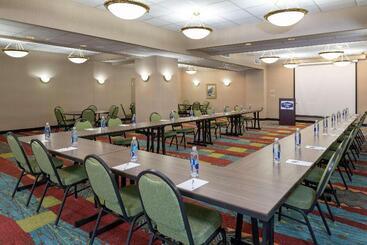 هتل Hampton Inn Indianapolis Downtown Across From Circle Centre