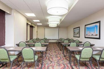 هتل Hampton Inn Indianapolis Downtown Across From Circle Centre