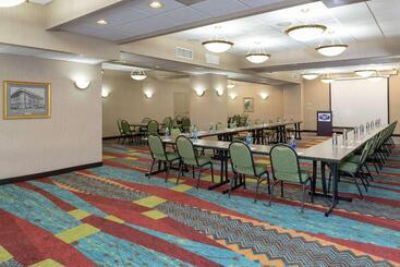 هتل Hampton Inn Indianapolis Downtown Across From Circle Centre