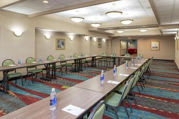 هتل Hampton Inn Indianapolis Downtown Across From Circle Centre