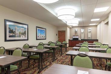 هتل Hampton Inn Indianapolis Downtown Across From Circle Centre