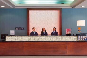 هتل Hampton Inn Indianapolis Downtown Across From Circle Centre