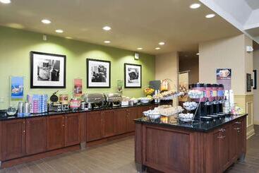 هتل Hampton Inn Indianapolis Downtown Across From Circle Centre